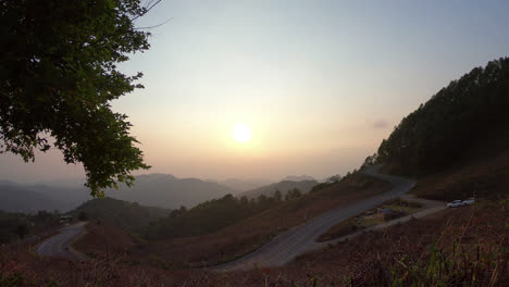 Puesta-De-Sol-Con-Capa-De-Montaña-Y-Carretera-En-Tailandia
