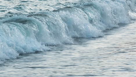 Zeitlupe-Von-Wunderschönen-Blauen-Meerwasserwellen,-Die-Gegen-Tropischen-Sandstrand-Spritzen