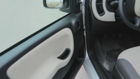 Ein-Blick-Auf-Das-Öffnen-Einer-Autoseitenscheibe-Von-Und-Und-Im-Auto-Sitzen