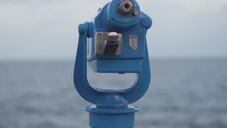 öffentliches-Teleskop-Mit-Ozean-Im-Hintergrund