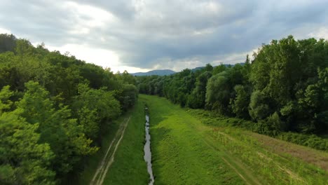 See-Butoniga-Kroatien-Wasserkanal-Nebenflusssystem-Graben,-Der-Einen-Hügel-Hinaufgeht,-Luftdrohne-überführungssockel-Heben-Schuss