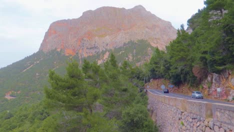 Ein-Blick-Auf-Fahrende-Autos-Auf-Der-Autobahn-Und-Die-Schönsten-Berge-Und-Auf-Mallorca,-Spanien