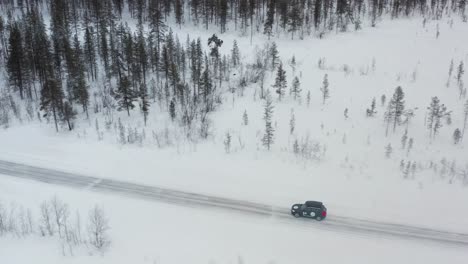 Autofahren-Auf-Einer-Mit-Schnee-Und-Eis-Bedeckten-Straße-Durch-Die-Finnische-Landschaft