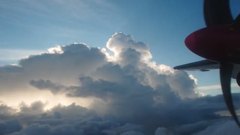 Hélice-De-Avión-Y-Nubes-Con-Sol-Detrás-Y-Algunas-Vistas-Del-Cielo-Azul-Desde-El-Ojo-De-Buey