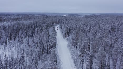 Cars-stuck-on-a-snow-covered-cross-country-road-going-through-Lapland-during-midwinter-solstice