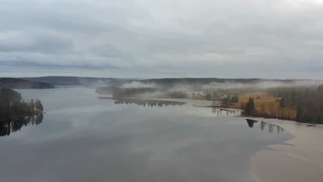 Lago-Parcialmente-Congelado-En-Suecia-Cubierto-De-Nubes