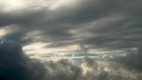 Oscuras-Y-Dramáticas-Nubes-En-Movimiento-Tomadas-Desde-La-Ventana-Del-Avión-Con-El-Sol-Escondido-Detrás-De-Las-Nubes