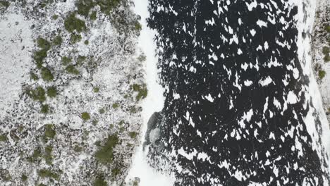 Luftaufnahme-Einer-Landschaft,-Die-Im-Winter-Mit-Schnee-Und-Frost-Bedeckt-Ist