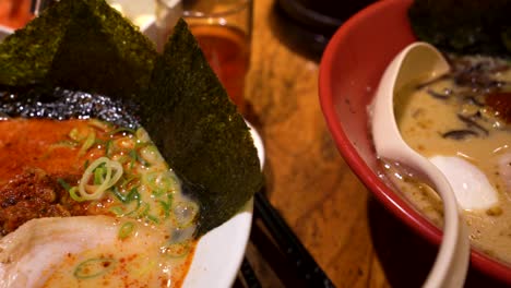 Traditionelles-Tonkotsu-Ramen-In-4k-aufnahmen,-Aufgenommen-In-Tokio-Japan,-Japanisches-Essen-In-Japan