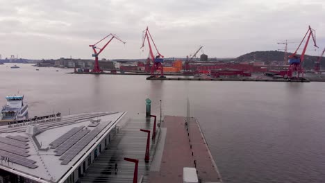 Luftdrohnenansicht-Einer-Kleinen-Angedockten-Passagierfähre-Im-Hafengebiet-In-Göteborg,-Schweden