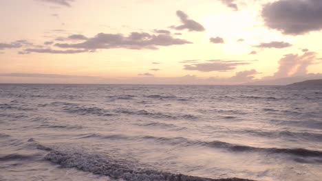 Schwenk-über-Den-Strand-Während-Eines-Wunderschönen-Sonnenuntergangs-An-Der-Küste-Von-Maui-Hawaii