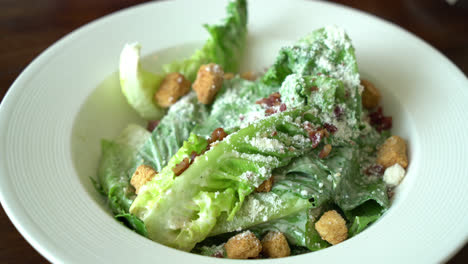 Caesar-Salat-Auf-Weißer-Platte