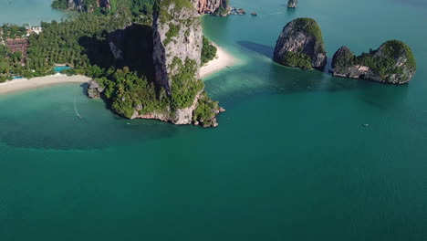 Incline-Hacia-Arriba-La-Vista-Aérea-Sobre-La-Impresionante-Naturaleza-De-La-Costa-De-Tailandia