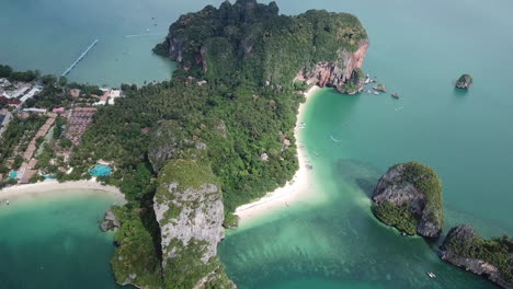 Atemberaubende-Luftaufnahme-Auf-Der-Weißen-Sandstrandlagune-Und-Dem-Wald-über-Klippen,-Railay,-Krabi,-Thailand