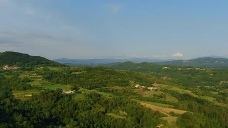 Obstgarten-Und-Butoniga-Wasserreservoir-Staudamm-In-Kroatien-Pfanne-Rechte-Bewegung,-Luftdrohne-Zeigt-Aufnahme