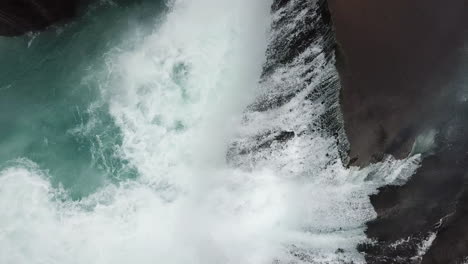 Majestätischer-Wasserfall-Im-Hochland-Von-Island,-Obere-Erialansicht-Des-Gletscherwassers-Fällt-In-Die-Schlucht
