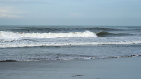 Surfer,-Die-Sich-Aufstellen,-Um-Die-Großen-Wellen-Zu-Fangen,-Die-An-Die-Küste-Krachen