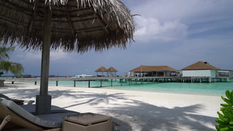 Tropischer-Strand-Und-Meer-Auf-Den-Malediven