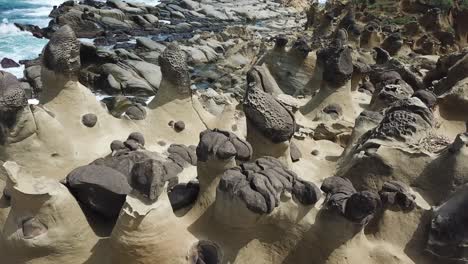 Seltsame-Pilzkalksteinfelsenformen-An-Der-Küste-Von-Taiwan