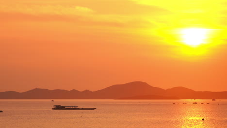 Goldene-Stunde-Sonnenaufgang-Sonnenlicht-über-Ruhigen-Tropischen-Seebooten-Und-Hügelsilhouette-An-Der-Küste-Der-Tropischen-Insel