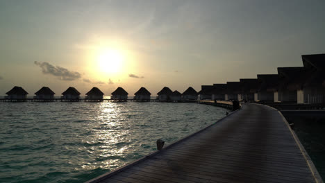 Tropischer-Strand-Und-Meer-Auf-Den-Malediven-Mit-Bungalow