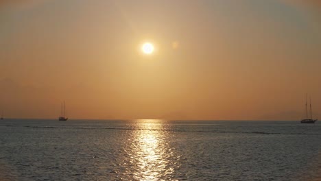 Schöner-Und-Ruhiger-Sonnenuntergang-Der-Goldenen-Stunde-über-Dem-Mittelmeer-Mit-Wenigen-Segelbooten-In-Der-Ferne-Beim-Segeln-Auf-Einem-Schiff-In-Der-Türkei