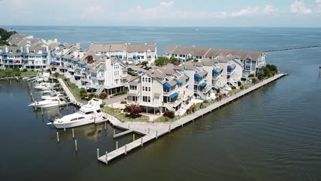 Gehobene-Eigentumswohnungen-Und-Bootshafen-In-Fishing-Creek,-Chesapeake-Beach-Bay,-Maryland,-USA,-Drohnenluftbild