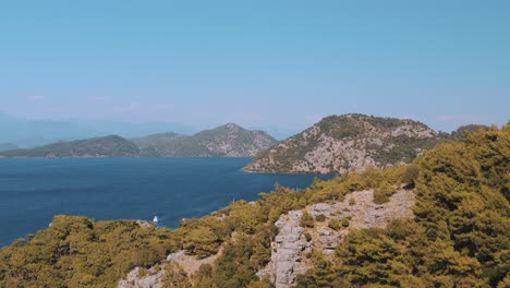 Drone-Aéreo-Vuela-Sobre-Montañas-Y-Mar-Azul-Con-Barcos-En-Kos,-Grecia-Cerca-De-Turquía