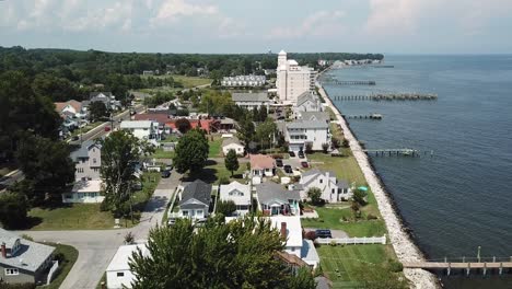 Landscape-of-Scenic-Chesapeake-Bay,-Aerial-View-on-Coastal-Residental-Buildings-and-Hotels,-Maryland-USA