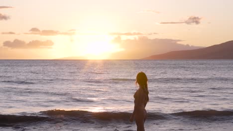 Kaukasisches-Blondes-Mädchen,-Das-Heraus-An-Einem-Wunderschönen-Sonnenuntergang-über-Dem-Strand-In-Maui-Hawaii-Anstarrt