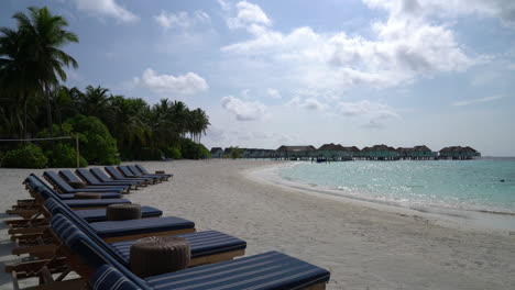 Strandkorb-Mit-Tropischem-Strand-Und-Meer-Auf-Den-Malediven