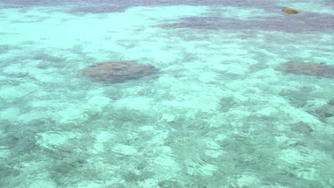 Wunderschönes-Türkisfarbenes-Meerwasser-Auf-Den-Malediven