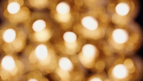 Brennender-Unscharfer-Hintergrund-Von-Teetassenkerzenlichtern-Leuchtet-Gelbes-Gold-Hell-Für-Feier,-Religion,-Jubiläumsfest