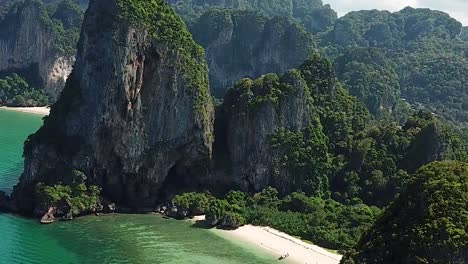Majestätisches-Tropisches-Paradies-Auf-Erden,-Versteckte-Weiße-Sandstrandlagune-Auf-Exotischer-Insel-In-Südostasien,-Luftbild