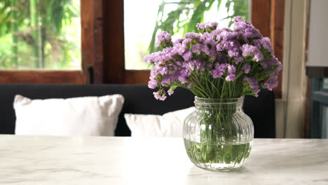 Statice-Blume-In-Vasendekoration-Auf-Dem-Tisch