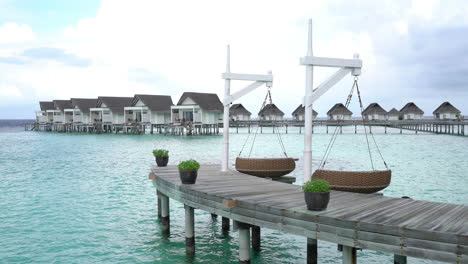 Playa-Tropical-Y-Mar-En-Maldivas-Con-Bungalow