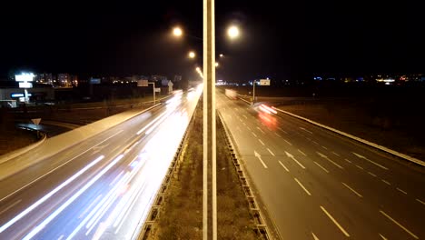 Zeitraffer-Und-Bewegungsraffer-Des-Autobahnverkehrs-Bei-Nacht