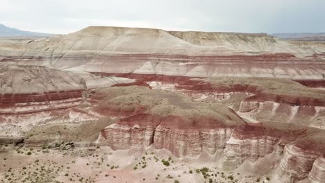 Trockene-Landschaft,-Geschichtete-Sandsteinformationen-Und-Schlucht-In-Der-Wüste-Von-Utah-In-Der-Nähe-Von-Hanksville,-Usa,-Filmische-Luft
