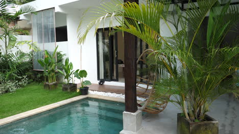 Blick-Auf-Die-Luxuriöse-Open-Air-Villa-Auf-Bali-Mit-Pool-Im-Innenhof-Und-Loungebereich
