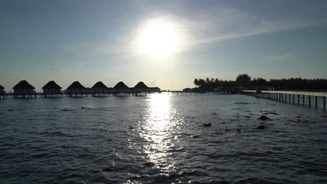 Playa-Tropical-Y-Mar-En-Maldivas-Con-Bungalow