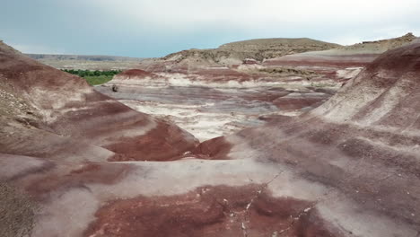 Filmische-Luftaufnahme-Auf-Geschichteten-Sandsteinformationen-In-Der-Wüste-Von-Utah,-Usa,-Eine-Andere-Planetenähnliche-Landschaft