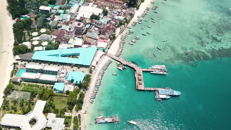 Koh-Phi-Phi-Don-Island,-Thailand,-Drohne-Luftbild-Auf-Pier,-Weißer-Sandstrand-Und-Türkisfarbenes-Meerwasser
