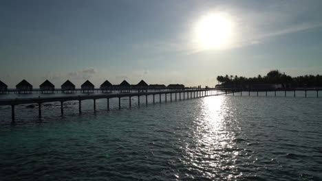 Tropischer-Strand-Und-Meer-Auf-Den-Malediven-Mit-Bungalow