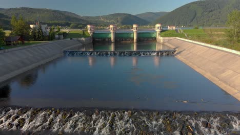 Luftschwenk-über-Fließendes-Wasser-Und-Versorgung-Am-Porabka-Staudamm