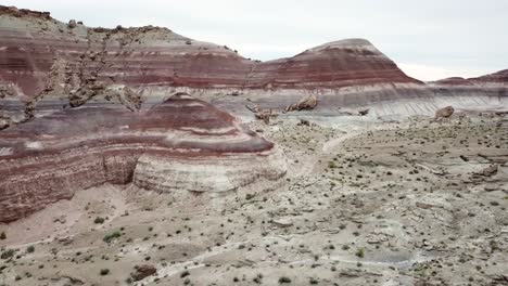 Luftbild-Auf-Seltsamen,-Nicht-Von-Dieser-Welt-Geschichteten-Felsformationen-Und-Hügeln-In-Der-Wüste-Von-Utah,-Usa