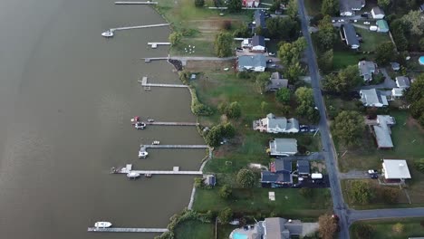 Shoreline-Decks-and-Houses-on-Coast-of-Kent-Island,-Chesapeake-Bay,-Maryland-USA,-Birdseye-POV-Aerial-View