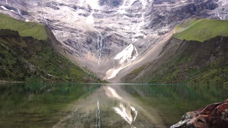 Vista-Panorámica-En-El-Lago-Humantay-Con-La-Montaña-Salcantay-En-Cusco,-Perú