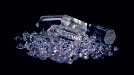 Diamanten-In-Zeitlupe-Funkeln,-Wenn-Sie-Auf-Den-Tisch-Fallen