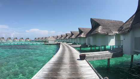 Wandern-Auf-Holzweg-Mit-Bungalow-Im-Meer-Auf-Den-Malediven