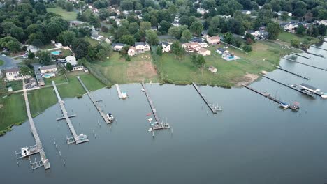 Cinematic-Aerial-View-on-Kent-Island-Shoreline,-Docks-and-Houses-on-Coast-of-Chesapeake-Bay,-Maryland-USA